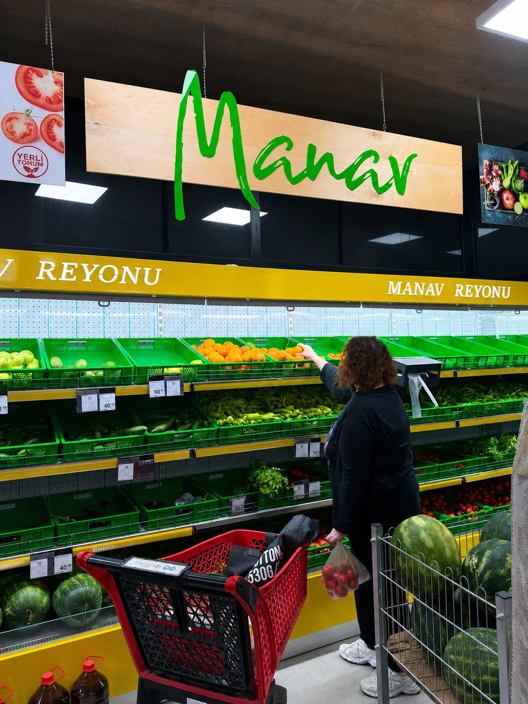 Manav reyonunda alışveriş yapan müşteri — Yeşiltepe CarrefourSA Didim