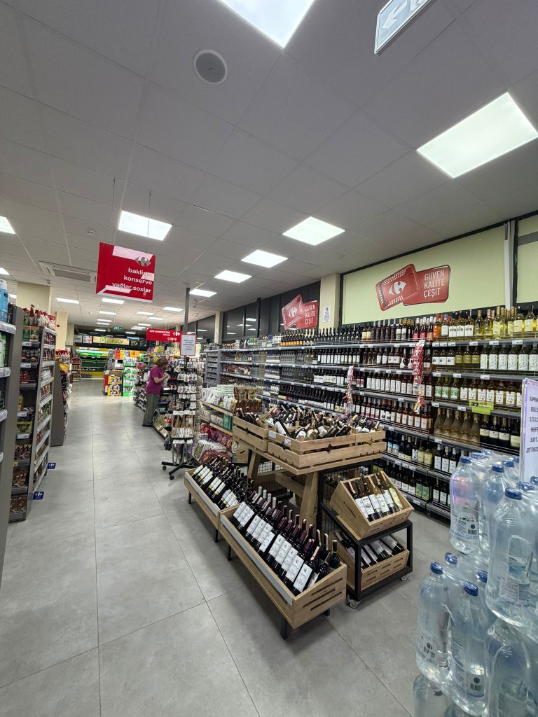 Yeşiltepe CarrefourSA şarküteri ve şarap reyonu, Didim